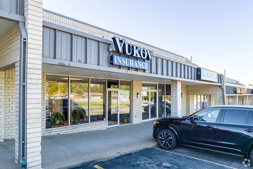 9505-9539 Q St, Omaha, NE à louer - Photo du bâtiment - Image 2 de 13