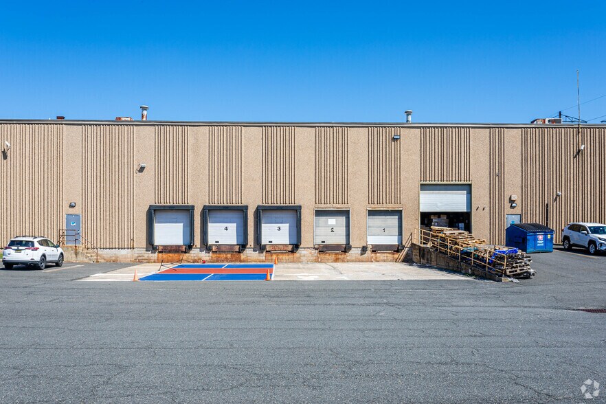 195 Carter Dr, Edison, NJ à louer - Photo du bâtiment - Image 2 de 7