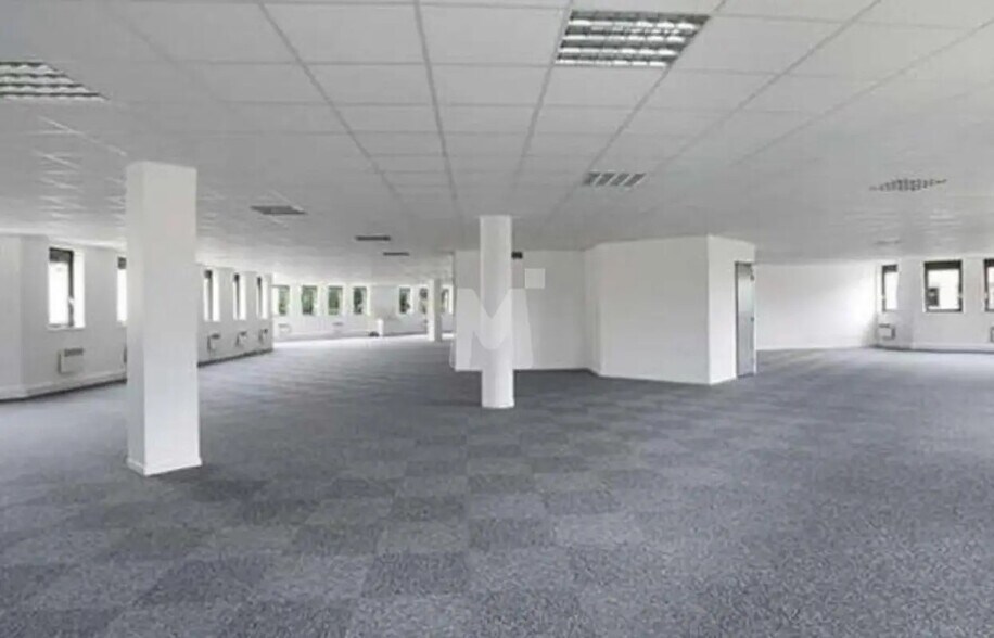 Commerce de détail dans Avon à louer - Photo du bâtiment - Image 3 de 13