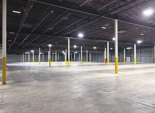 1010-1050 Sesame St, Bensenville, IL for lease Interior Photo- Image 1 of 5