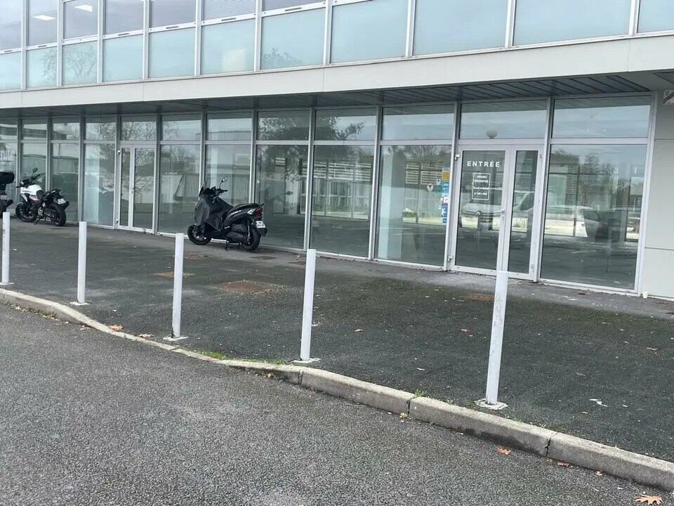 Office/Retail in Mérignac for lease Building Photo- Image 1 of 7