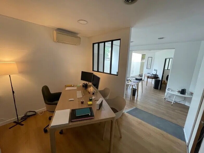 Retail in Bordeaux for lease - Building Photo - Image 2 of 4