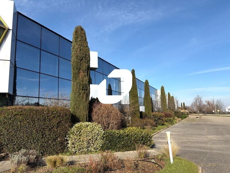 Office in Taluyers for lease - Building Photo - Image 2 of 9