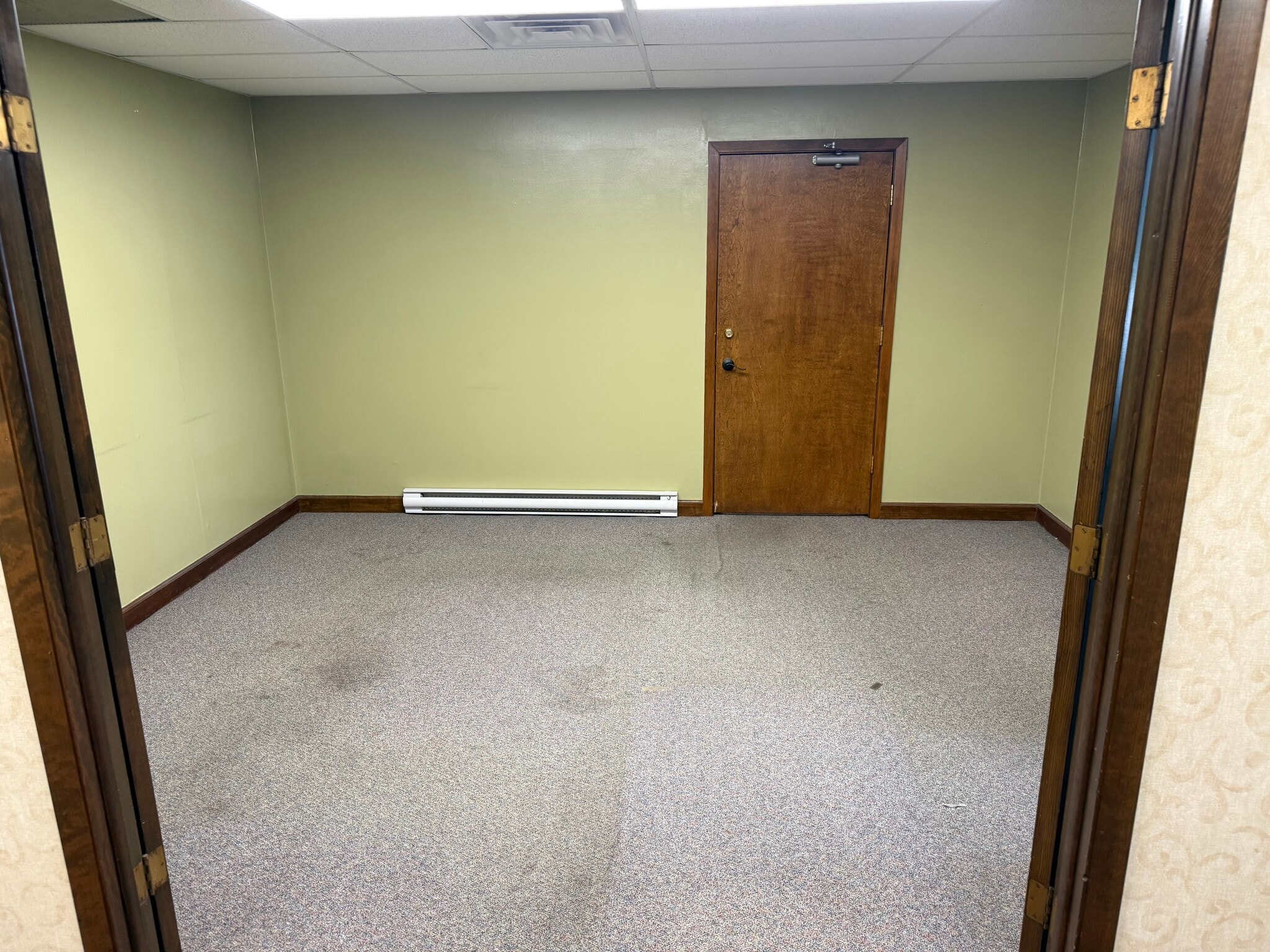 5205 N Ironwood Ln, Milwaukee, WI for lease Interior Photo- Image 1 of 7