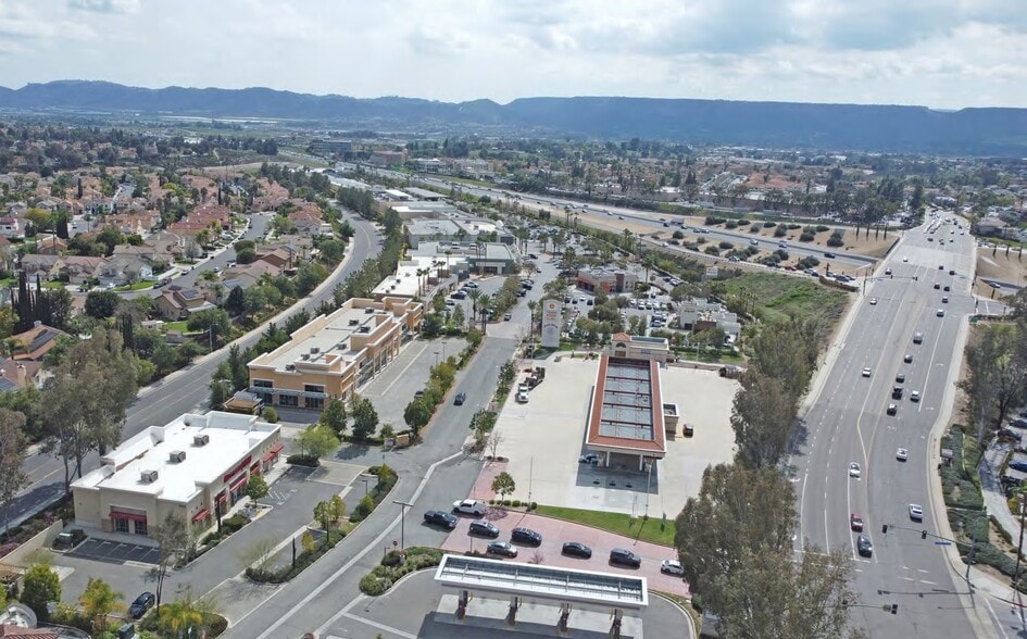 39565 Avenida Acacias, Murrieta, CA à louer - Photo du bâtiment - Image 3 de 7