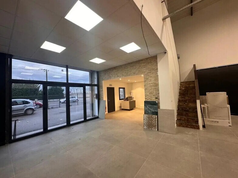 Flex in Mions for lease - Interior Photo - Image 1 of 5