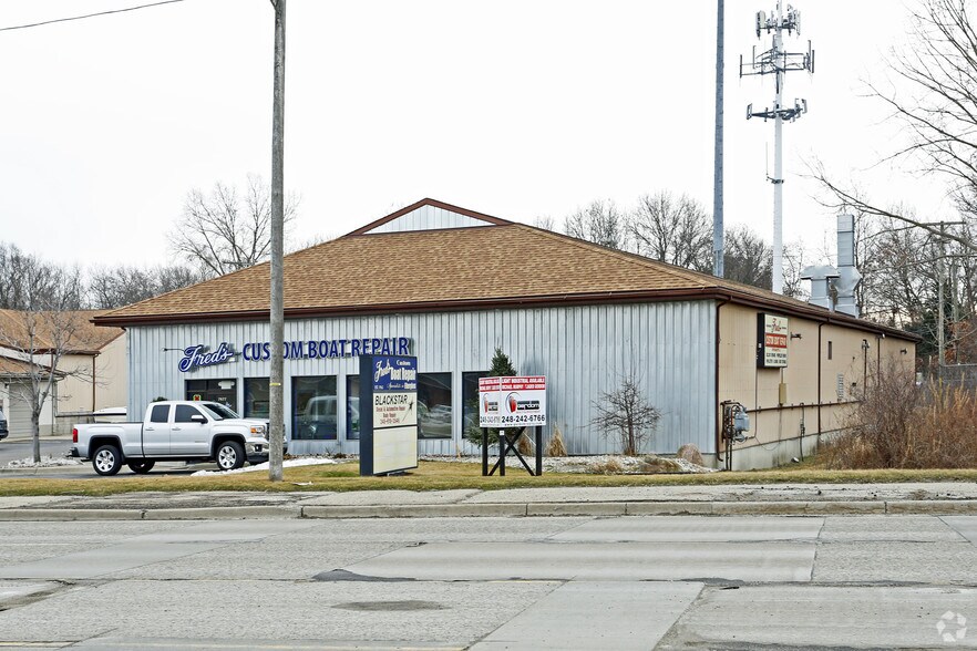 7677-7683 Highland Rd, Waterford, MI à vendre - Photo du bâtiment - Image 3 de 4