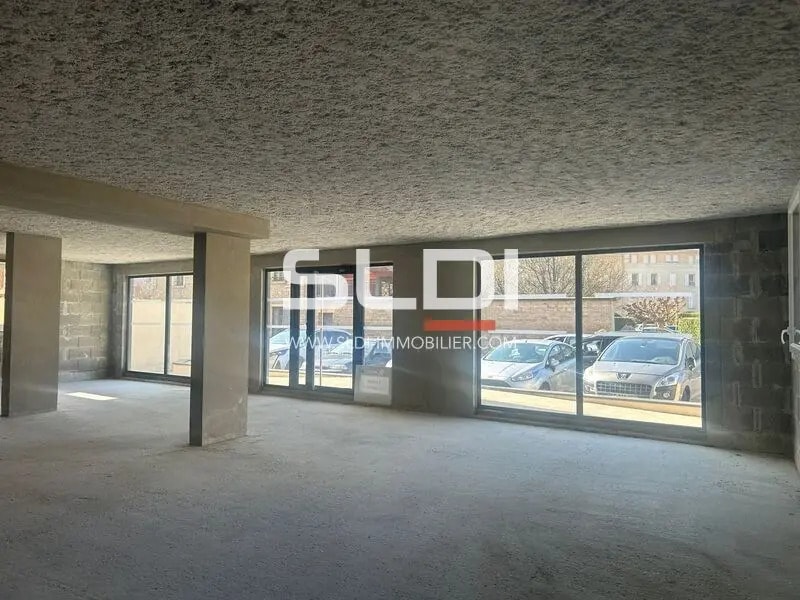 Retail in Jassans-Riottier for lease Building Photo- Image 1 of 8