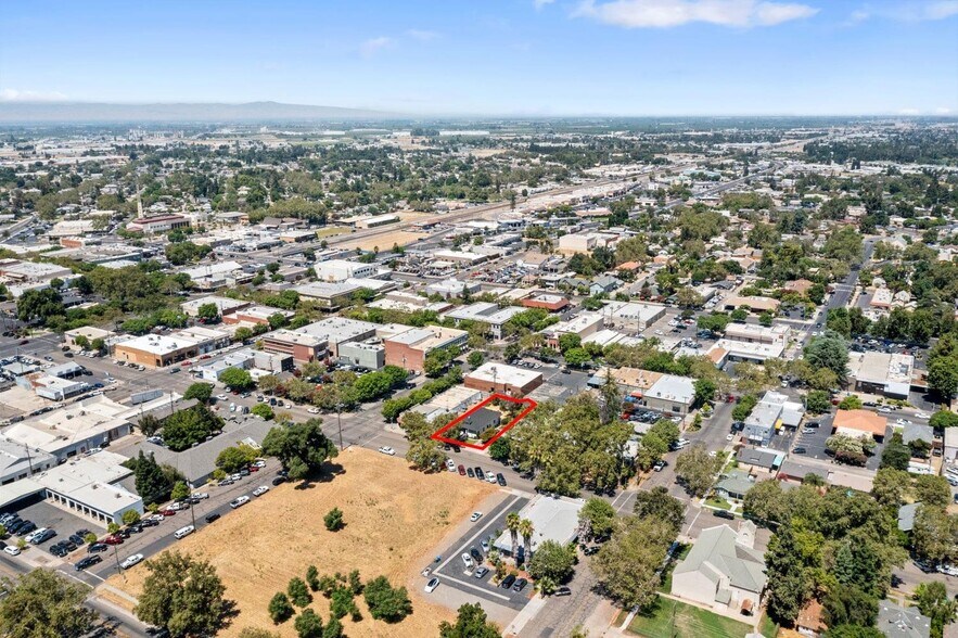 411 Crane Ave, Turlock, CA à vendre - Photo du bâtiment - Image 2 de 5