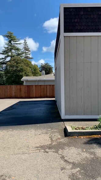 1030 Railroad Ave, Novato, CA à louer - Vidéo sur l’inscription commerciale - Image 2 de 11