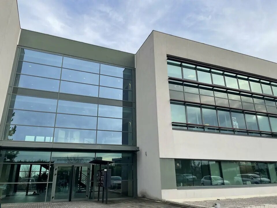 Office in CHAMPAGNE-AU-MONT-D'OR for lease Building Photo- Image 1 of 13