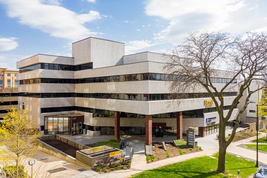 345 W Washington Ave, Madison, WI à louer - Photo principale - Image 1 de 38