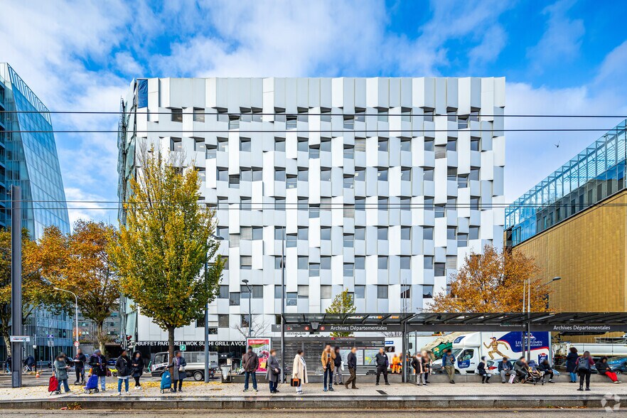 Office in Lyon for lease - Building Photo - Image 2 of 6