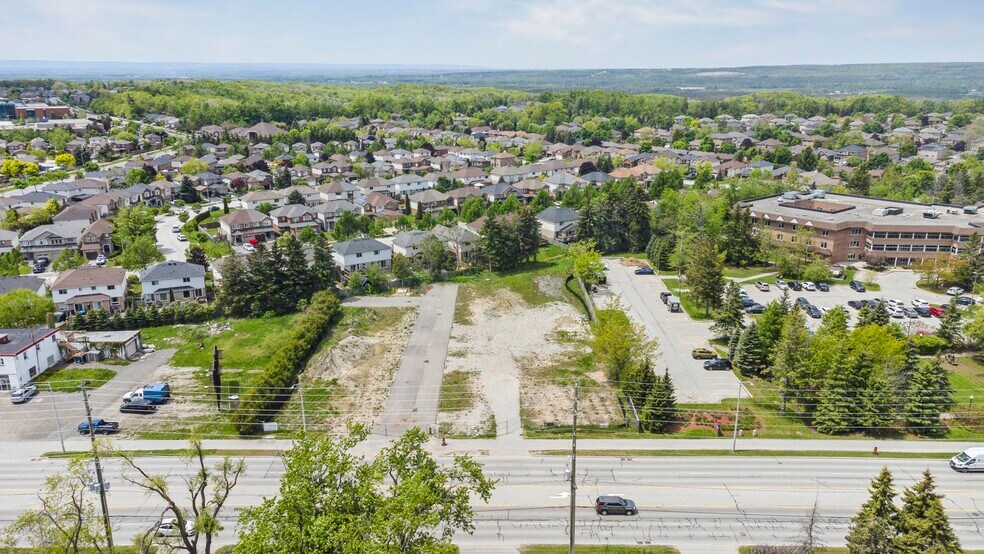 521-525 Essa Rd, Barrie, ON à vendre - Photo du bâtiment - Image 2 de 4