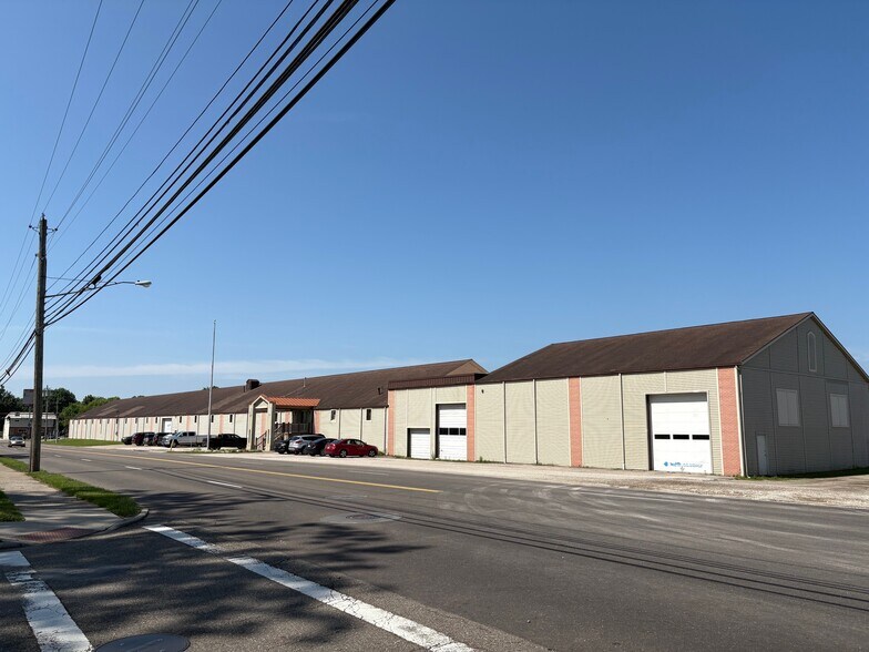 250 S Van Buren Ave, Barberton, OH à louer - Photo du bâtiment - Image 1 de 41