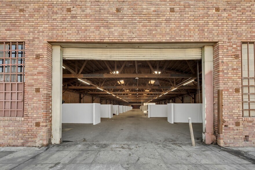 707 E 7th St, Los Angeles, CA à louer - Photo du bâtiment - Image 3 de 47