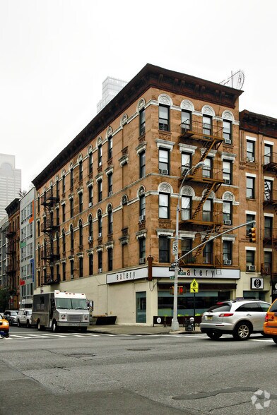 798 Ninth Ave, New York, NY à louer - Photo du bâtiment - Image 1 de 3