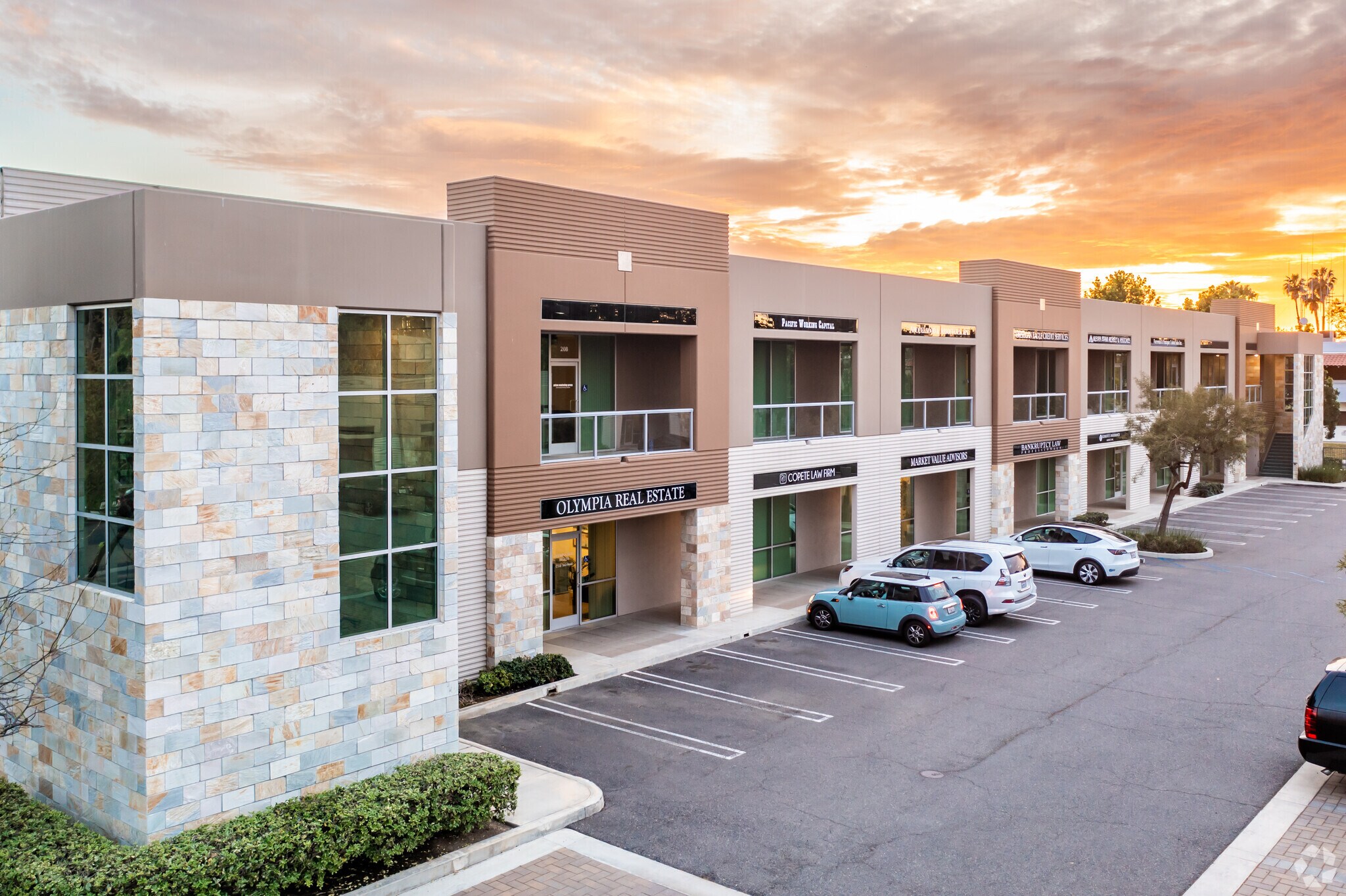 601 N Parkcenter Dr, Santa Ana, CA à louer Photo principale- Image 1 de 17