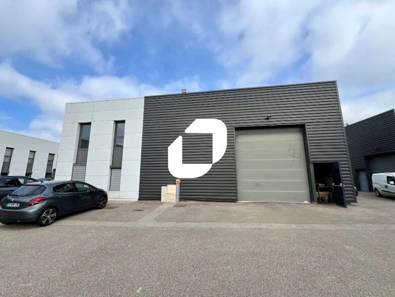 Office in Chassieu for lease - Building Photo - Image 1 of 9