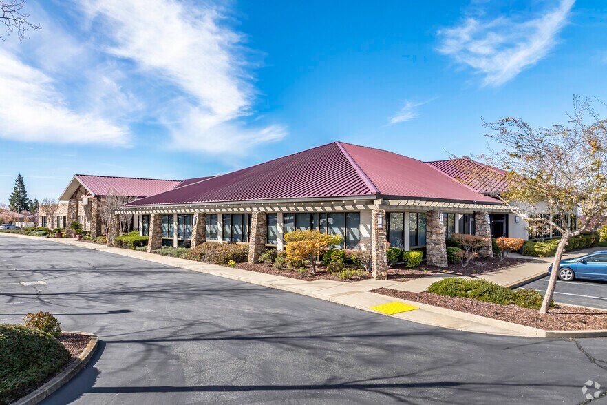985 Sun City Ln, Lincoln, CA à louer - Photo du bâtiment - Image 3 de 7