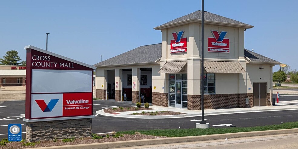 700 Broadway Ave E, Mattoon, IL à vendre - Photo du bâtiment - Image 1 de 4