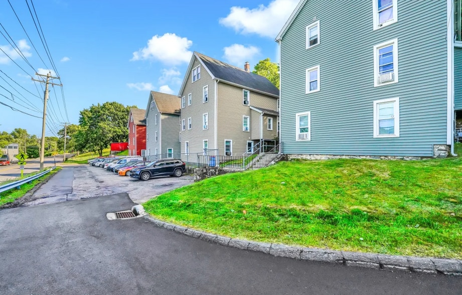 68 Atwood Ct, Watertown, CT à vendre - Photo principale - Image 1 de 1
