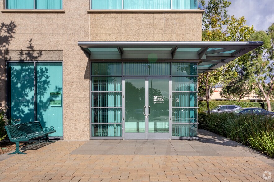 1000 Roosevelt Ave, Irvine, CA à vendre - Photo du bâtiment - Image 2 de 7