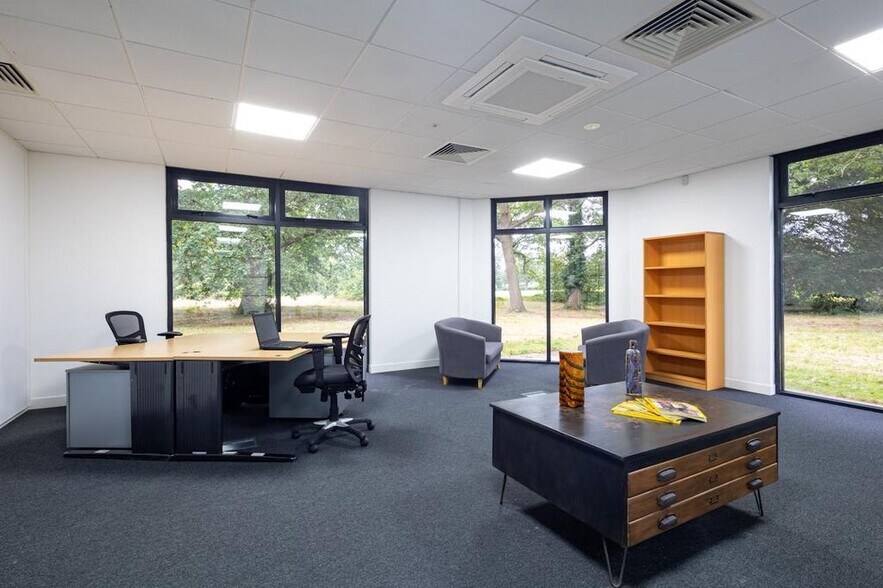 Milton Rd, Uxbridge à louer - Photo du bâtiment - Image 2 de 14