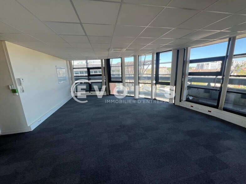 Office in Melun for lease - Interior Photo - Image 1 of 7