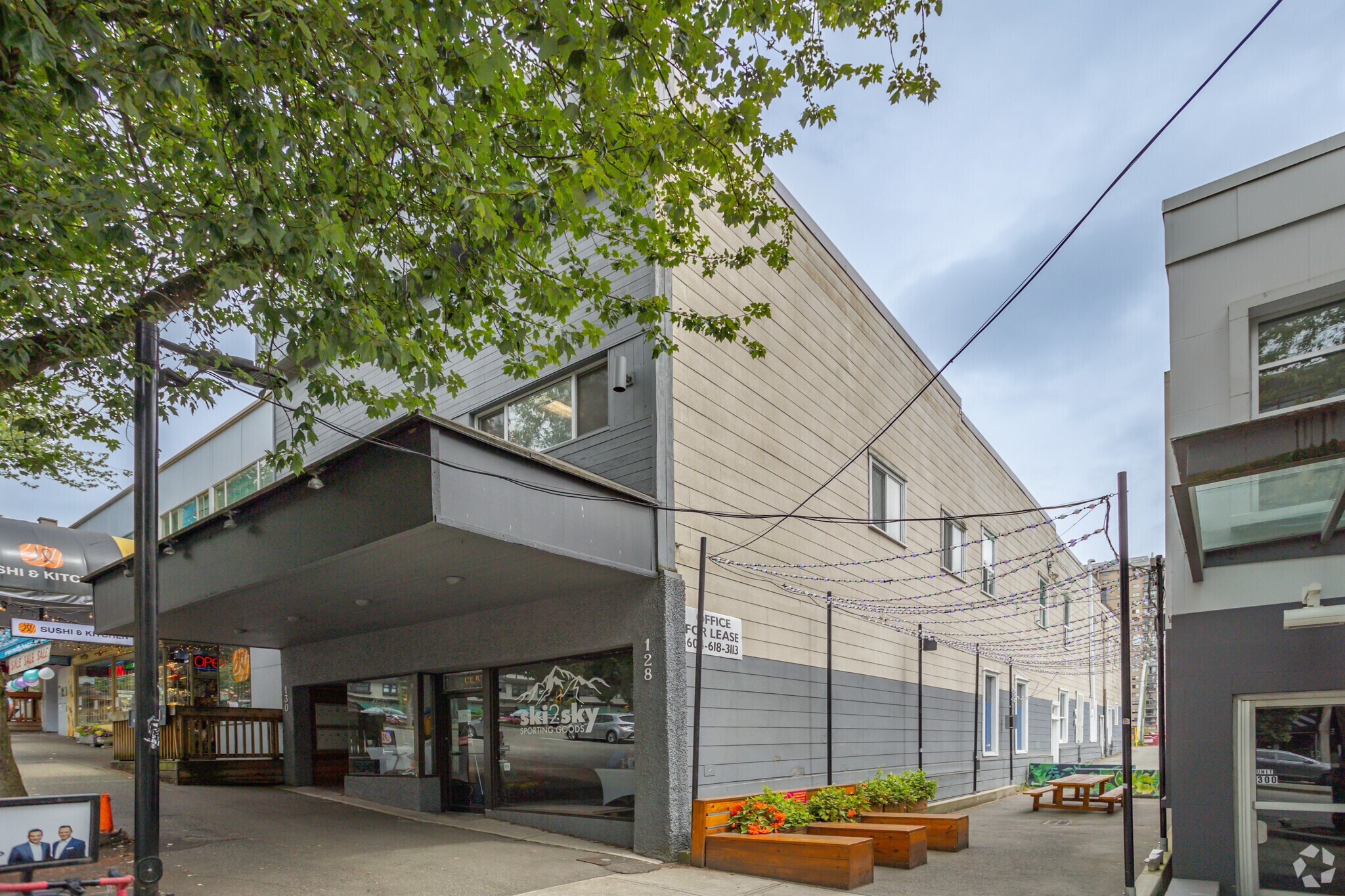 128-130 Lonsdale Ave, North Vancouver, BC for sale Primary Photo- Image 1 of 1