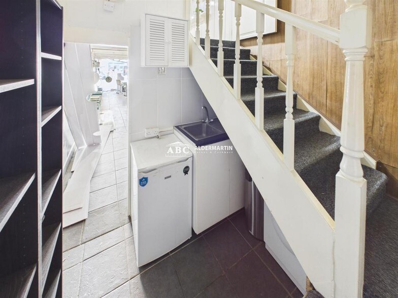 45 Brent St, London for lease - Building Photo - Image 3 of 6