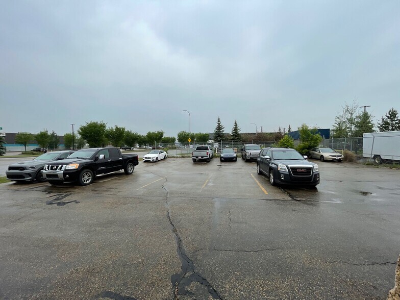 15330 123 Av NW, Edmonton, AB à vendre - Photo du bâtiment - Image 3 de 13