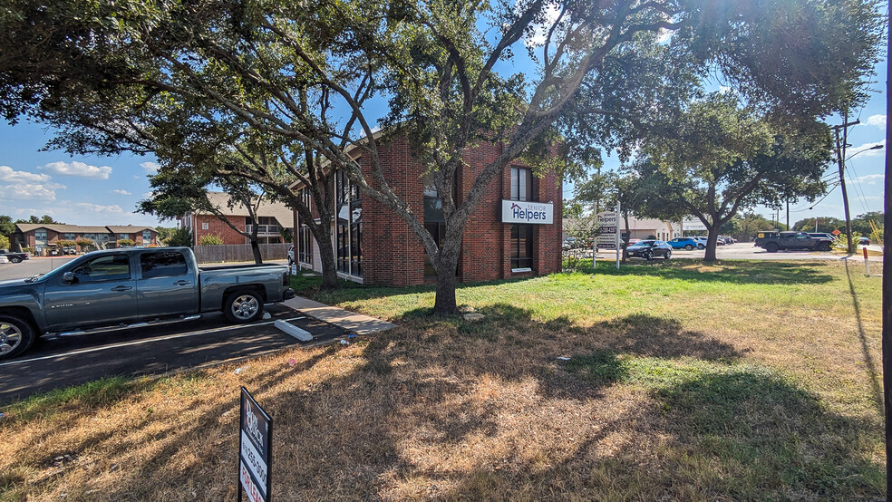 1201 Sam Bass Rd, Round Rock, TX for lease - Building Photo - Image 1 of 8