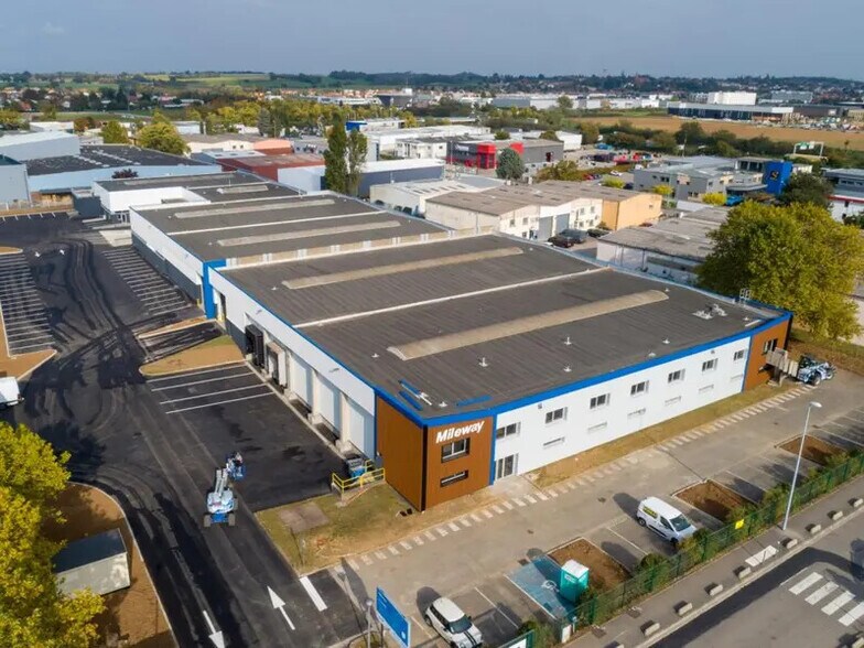 Flex dans Chassieu à louer - Photo du bâtiment - Image 3 de 24