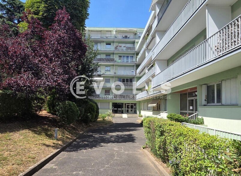 Office in Ivry-sur-Seine for sale - Building Photo - Image 1 of 8