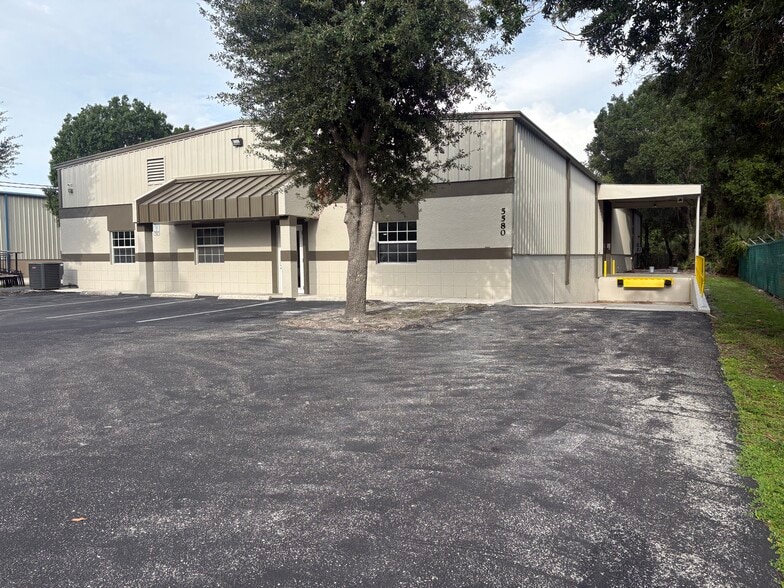 5580 ZIP Dr, Fort Myers, FL for lease - Building Photo - Image 1 of 5