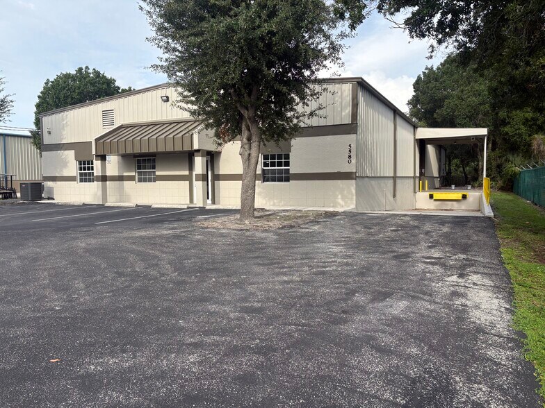 5580 ZIP Dr, Fort Myers, FL à louer - Photo du bâtiment - Image 1 de 5
