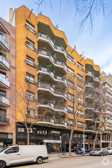 Immeuble residentiel dans Barcelone, Barcelona à vendre - Photo du bâtiment - Image 2 de 4