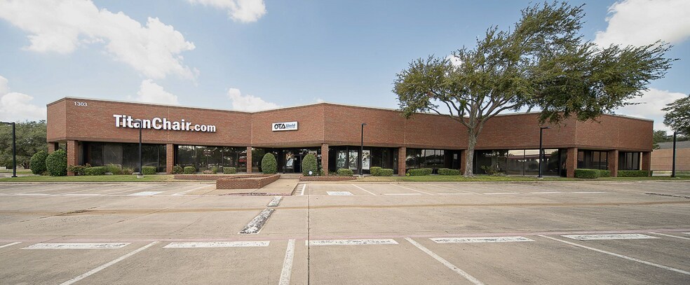 1303 Marsh Ln, Carrollton, TX à louer - Photo du bâtiment - Image 2 de 18