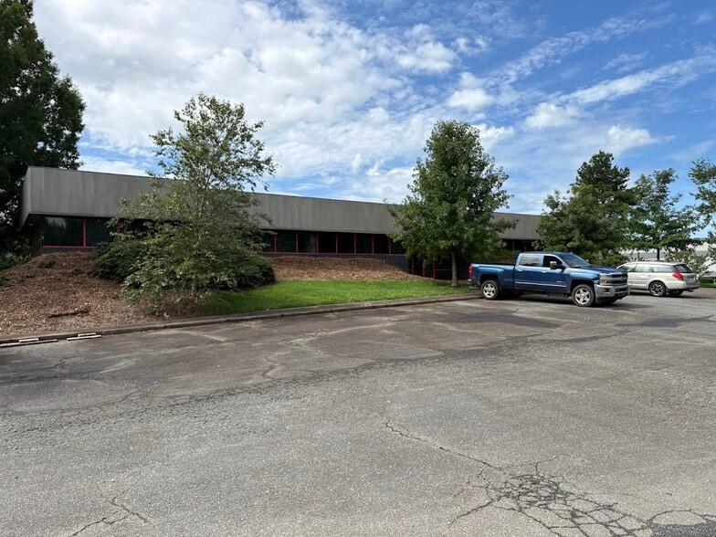 4801 Lark Moore Ct, Charlotte, NC for lease - Building Photo - Image 1 of 4