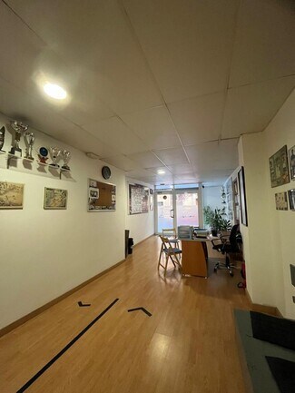 Plus de détails pour Multi-résidentiel à vendre