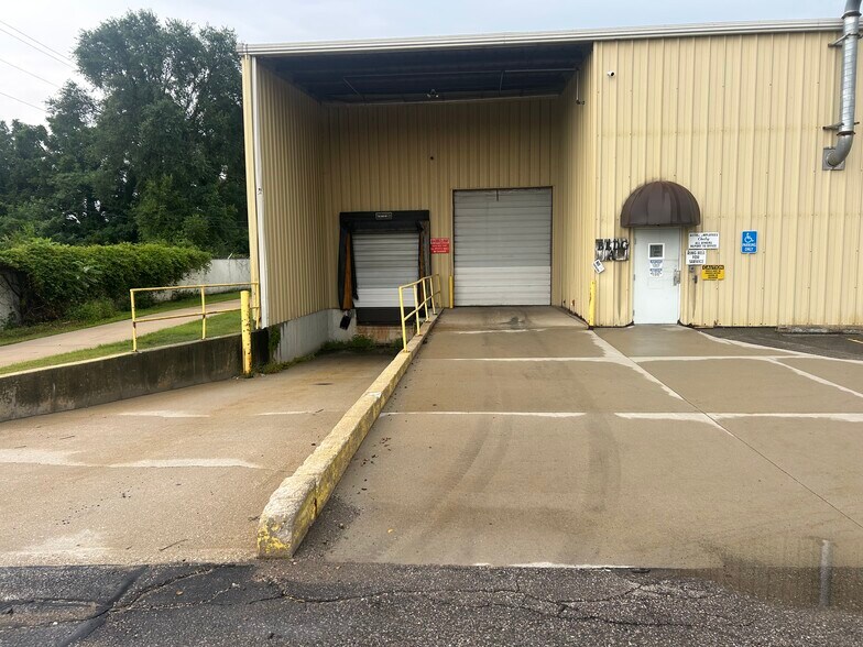 1000 Industrial Pky, Elkhart, IN à louer - Photo du bâtiment - Image 3 de 11