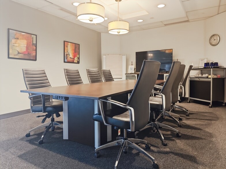 90 Burnhamthorpe Rd W, Mississauga, ON for lease - Interior Photo - Image 3 of 16