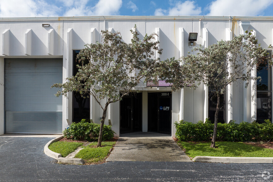 2201 Nw 30th Pl, Pompano Beach, FL for lease - Building Photo - Image 2 of 13