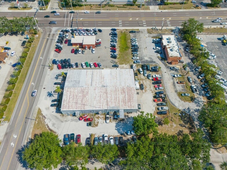 Sawyer / Bee Ridge Offering portfolio of 3 properties for sale on LoopNet.ca - Building Photo - Image 3 of 7