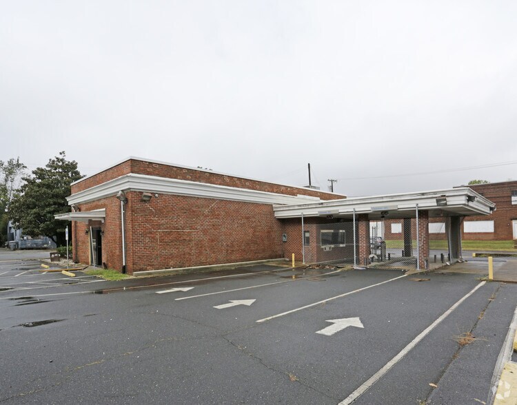 2300 N Graham St, Charlotte, NC à louer - Photo du bâtiment - Image 2 de 2