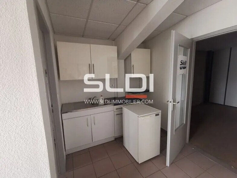 Chemin De Mure, Saint-Pierre-de-Chandieu for lease - Interior Photo - Image 3 of 6