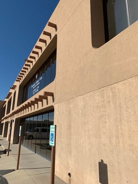 10420 Vista Del Sol Dr, El Paso, TX à louer - Photo du bâtiment - Image 3 de 30