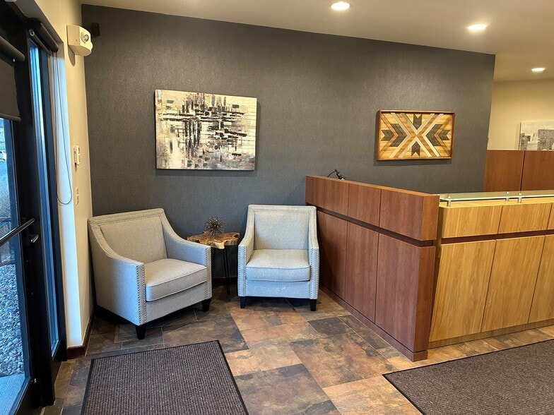 3606-3614 N 163rd Plz, Omaha, NE for lease - Interior Photo - Image 2 of 17