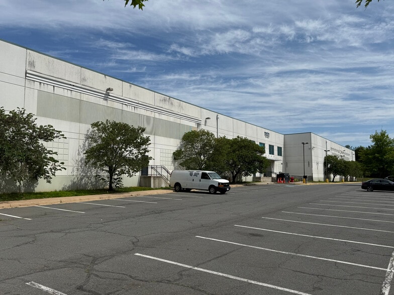 21610 Atlantic Blvd, Sterling, VA for sale - Building Photo - Image 3 of 7